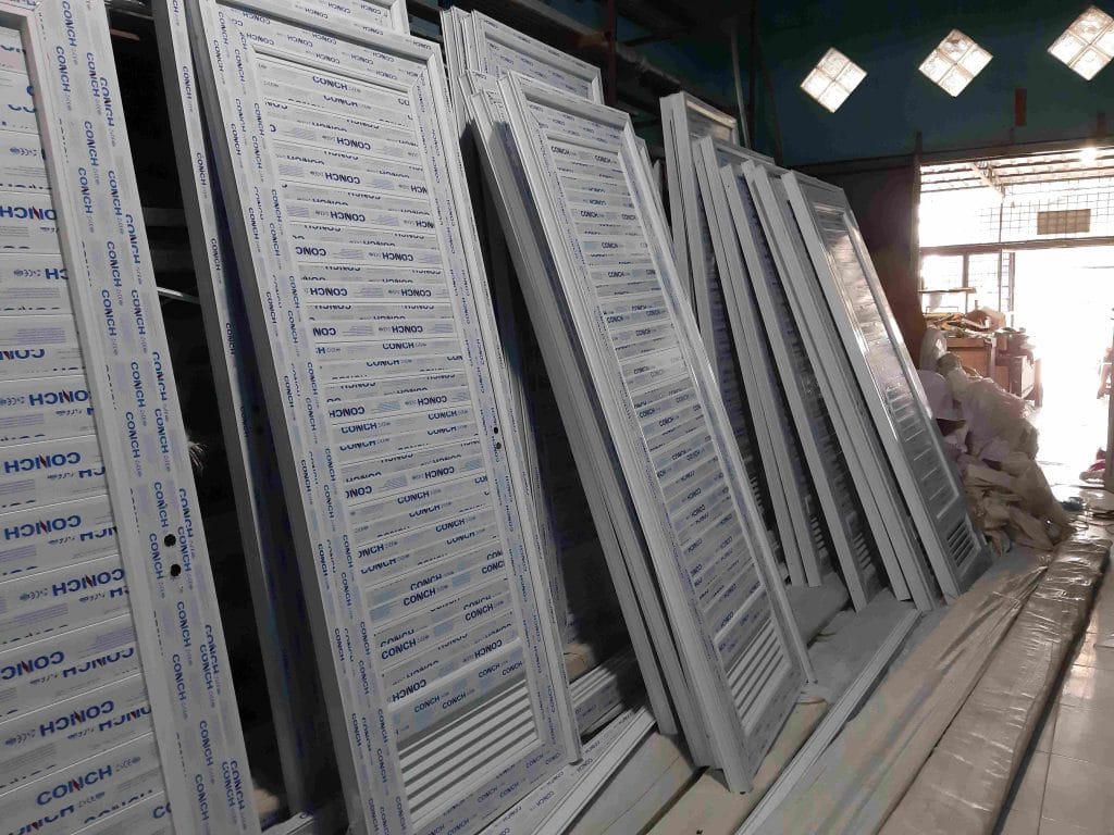 memilih pintu kamar mandi